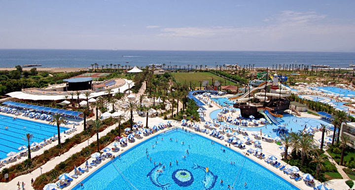 imagini hotel TITANIC LARA